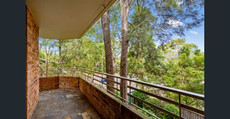 SPACIOUS & FRESHLY RENOVATED APARTMENT IN EXCELLENT LOCATION - Photo 4