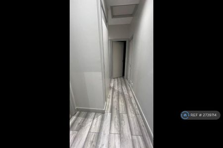 3 bedroom flat to rent - Photo 4