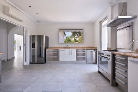 Location Appartement 4 pièces 126m² CANNES 06400 - Photo 2