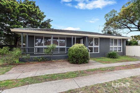 10 Kingsford Avenue, Melton South - Photo 4