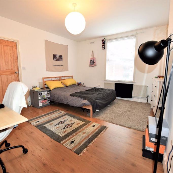 2 bedroom House in Hyde Park, Leeds - Photo 1