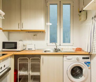 Room in a shared 4-bedroom apartment for rent in Almagro, perfect for students. - Foto 1