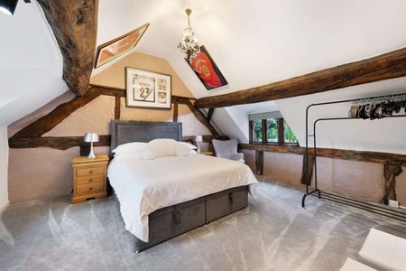 A beautifully extended thatched country home set within 2.18 acres of south-facing grounds, offering 4,311 sq ft of characterful accommodation & a self-contained annexe. - Photo 3