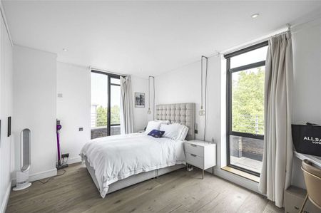 A gorgeous three bedroom apartment with underground parking and private roof terrace. - Photo 3