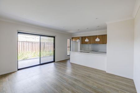 Large 2 Bedroom Duplex! - Photo 3