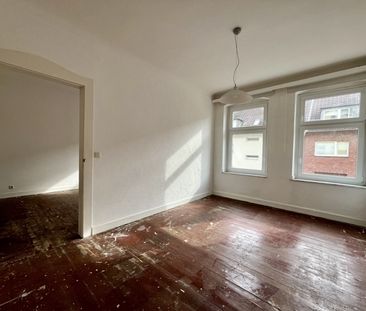 Helle Altbau-2-Zimmerwohnung mit Küche, Bad und großzügiger Deckenh... - Photo 1