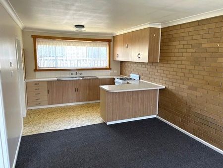 FRSHLY RENOVATED UNIT IN WELL MAINTAINED COMPLEX - Photo 4