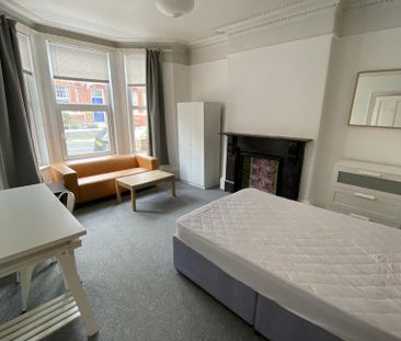 6 bedroom terraced house to rent - Photo 2