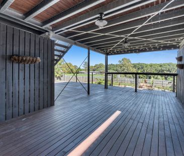 Resort-Style Entertainer on a Huge Block - 2827sqm! - Photo 1