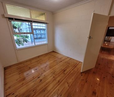 Easy living family home with good size yard & lots of parking - Photo 2