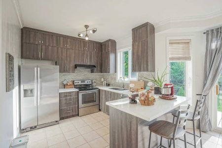 For Lease - 83 Canoe Court, Richmond Hill, Ontario - Photo 2