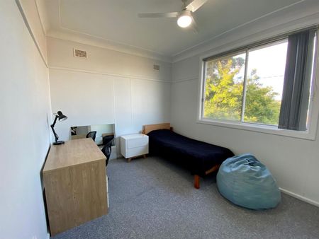 Sunny, Family Home in Prime Edgeworth Location - Photo 4