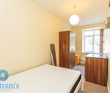 References Pending - 4 bed Mid Terraced House - Photo 3