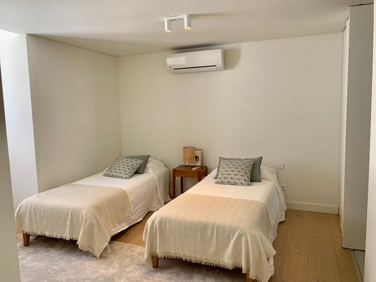 3-Bedroom Apt w/ Parking in Campo Mártires, Lisbon - Photo 1