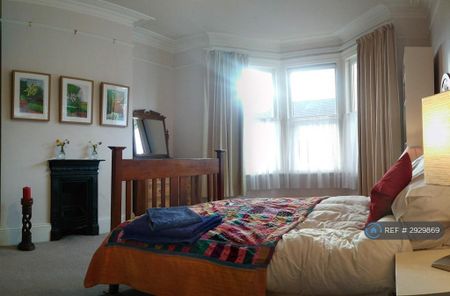 1 bedroom in a house share to rent - Photo 2
