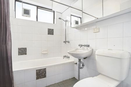 Modern Ground Floor Unit with Private Courtyard - Photo 4