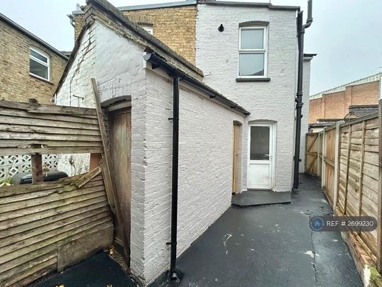 3 bedroom end of terrace house to rent - Photo 1
