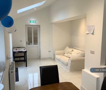 4 bedroom semi-detached house to rent - Photo 2