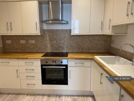 2 bedroom flat to rent - Photo 2