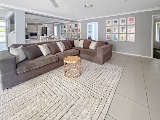 IMMACULATELY PRESENTED FULLY FURNISHED 4 BEDROOM HOME - IDEAL FOR NDIS SETUP - Photo 1