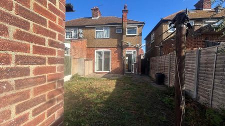 3 bedroom semi-detached house to rent - Photo 5