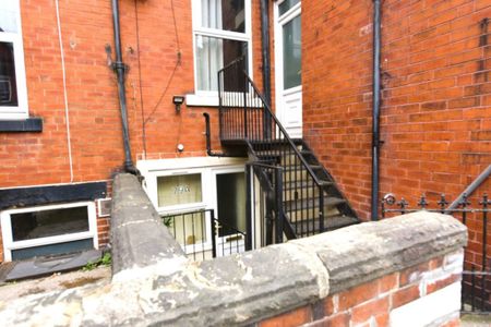 1 bedroom Flat in Brudenell Road, Leeds - Photo 2