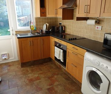 Room in a Shared House, Blenheim Avenue, IG2 - Photo 5