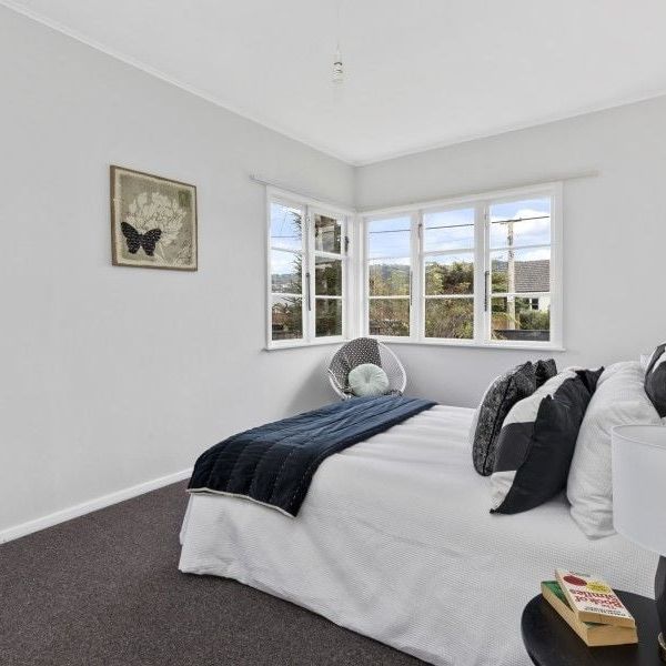 Sunny beautiful house close to all amenities - Photo 1