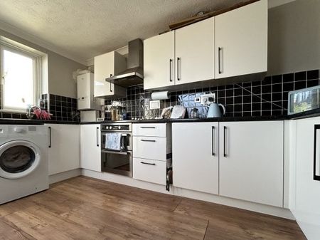 Clifton Road, Worthing, BN11 2 bedroom maisonette to rent - Photo 3