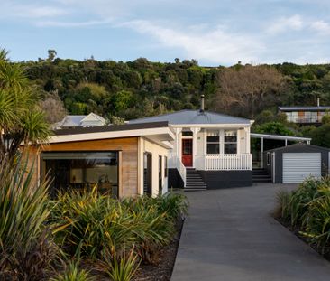 Oh so close to the beach! - Photo 3