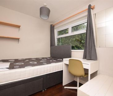 4 bedroom semi-detached house to rent - Photo 5