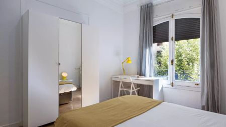 Room in a shared 13-bedroom apartment for rent in Trafalgar. - Photo 4