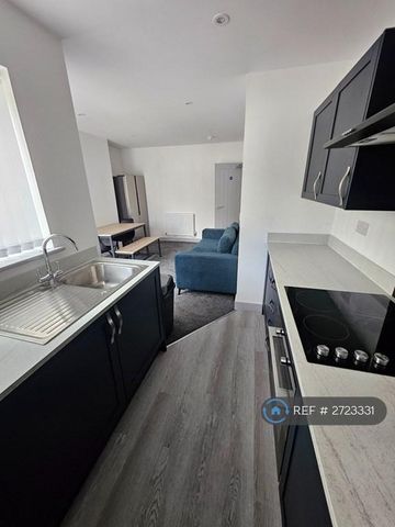 1 bedroom in a house share to rent - Photo 4