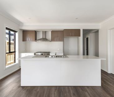 Spacious 4 Bedroom, 3 Bathroom Home with Double Garage - Photo 6