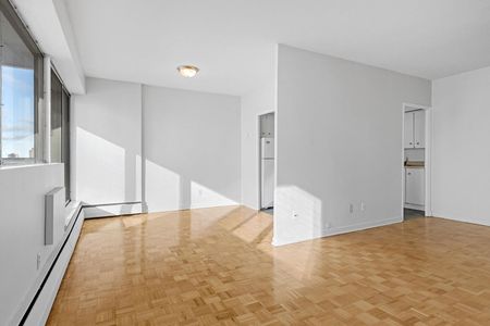 Mid-rise apartment building in Centretown - One-month free rent on 12-month lease! - Photo 4