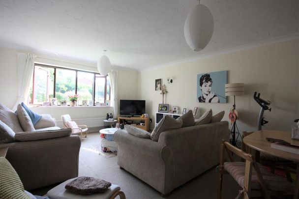 Upper Edgeborough Road, Guildford - 2 bedrooms Property for lettings - Seymours - Photo 1