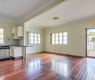 “This recently renovated duplex will not last long! Located conveni... - Photo 6