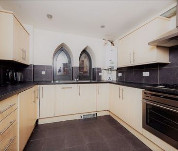 5 bedroom Flat in Kirkstall Lane, Leeds - Photo 4