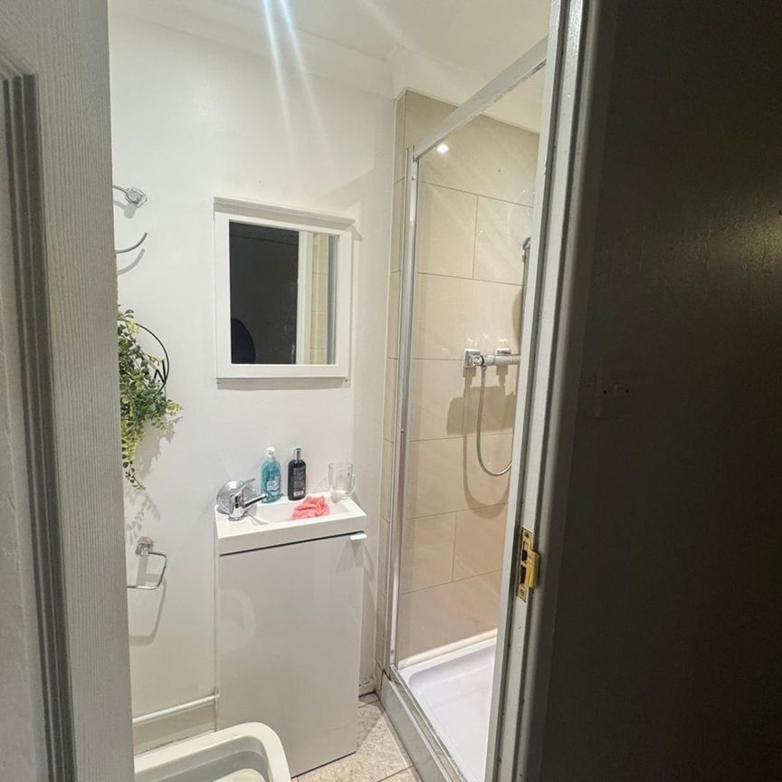 Room in a Shared Flat, Shipman Road, E16 - Photo 1