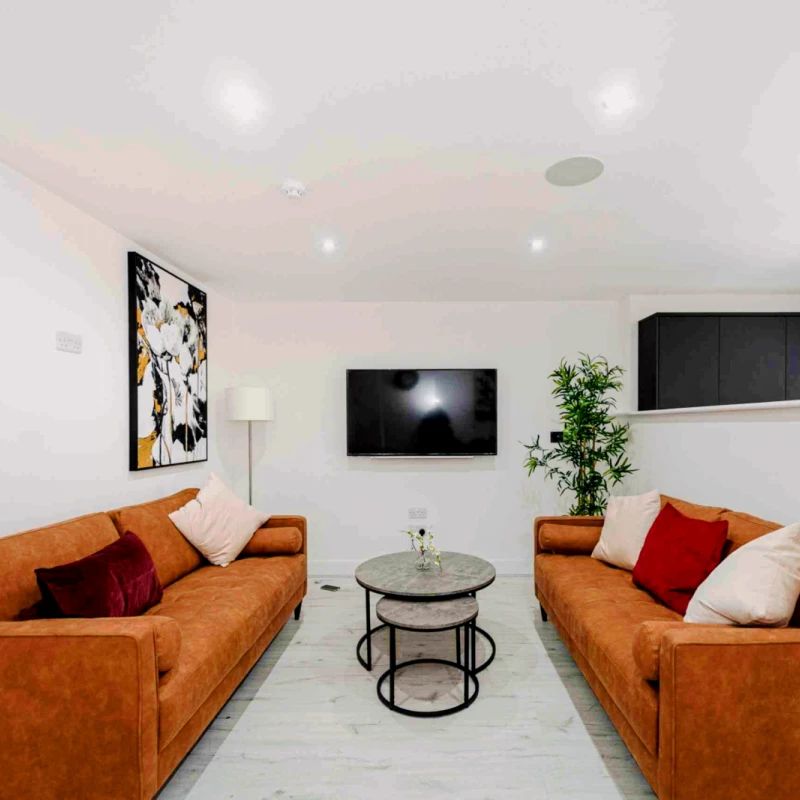 6 Beds 5 Baths - Photo 1