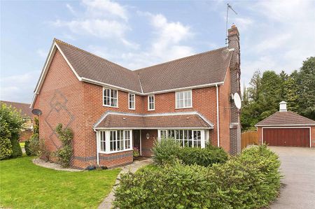 A well presented five bedroom family home set in a quiet cul-de-sac in Cobham. - Photo 2