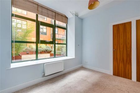 3 bedroom flat in Barnes - Photo 3