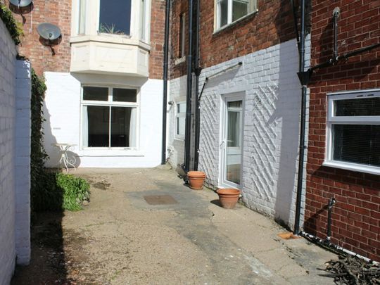 Flat to rent on - Photo 1
