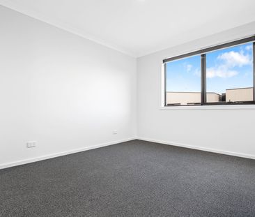 6 Cumin Way, Cranbourne East VIC 3977 - Townhouse For Rent | Domain - Photo 2