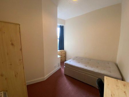 3 bedroom flat to rent - Photo 4