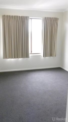 Neat 2 Bedroom Townhouse - Photo 2