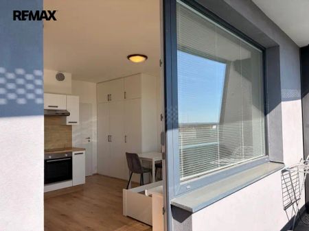 Nabízíme k pronájmu byt 1+kk s balkonem a parkingem v projektu Rajský vrch, Praha 9 - Photo 2