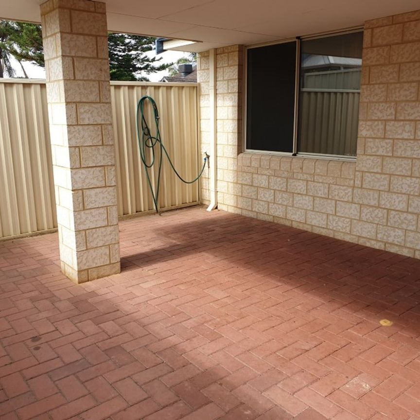 Discover the Comfort of a Modern Three-Bedroom Home with Brand-New Carpets - Photo 1