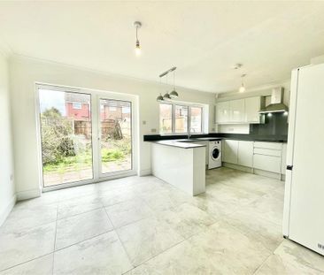 3 bedroom end of terrace house to rent - Photo 1