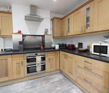 4 bedroom semi-detached house to rent - Photo 1